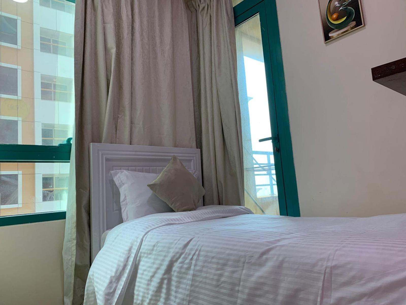 Nice Single Rooms For "Girls" Only In Dubai, Marina エクステリア 写真