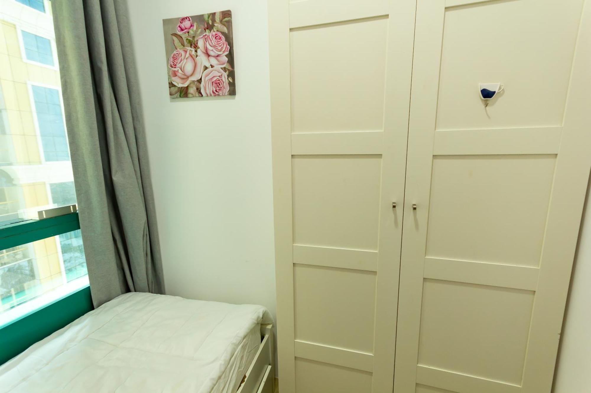 Nice Single Rooms For "Girls" Only In Dubai, Marina エクステリア 写真